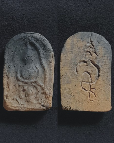 พระพุทธทรงหนุมาน หลวงพ่อโต วัดโพธิ์ศรีเจริญ สุพรรณบุรี เนื้อดิน ปี ๒๔๘๐ (หลวงพ่อมุ่ยร่วมเสก)