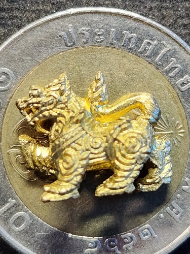 วัดเกริ่นกฐิน จ.ลพบุรี สิงห์จิ๋ว หลวงพ่อเพี้ยน รุ่น 1   ปี 2553 เนื้อทองเหลือง