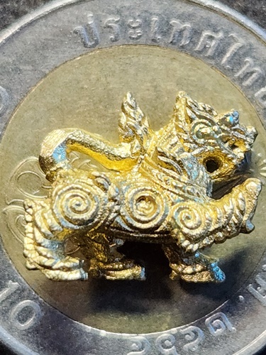 วัดเกริ่นกฐิน จ.ลพบุรี สิงห์จิ๋ว หลวงพ่อเพี้ยน รุ่น 1   ปี 2553 เนื้อทองเหลือง