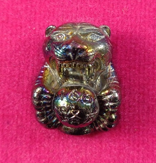 ลูกอมเสือรุ่น 168 หลวงปู่แสน วัดบ้านหนองจิก จ.ศรีสะเกษ เนื้อผิวรุ้งอุดผง สวยครับ