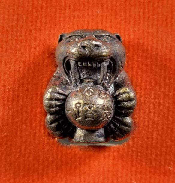 ลูกอมเสือรุ่น 168 หลวงปู่แสน วัดบ้านหนองจิก จ.ศรีสะเกษ เนื้อรมดำ ตะกรุดเงินอุดผง สวยครับ