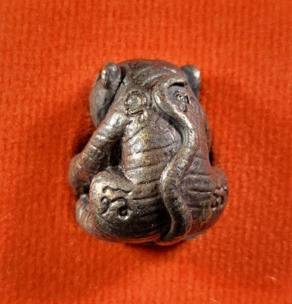 ลูกอมเสือรุ่น 168 หลวงปู่แสน วัดบ้านหนองจิก จ.ศรีสะเกษ เนื้อรมดำ ตะกรุดเงินอุดผง สวยครับ