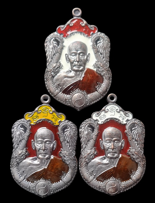 เคาะแรกแดง..มังกรพันล้าน ๒๕๖๓..เนื้อชนวนลงยา ๓ เหรียญ..ล.พ.พัฒน์ วัดห้วยด้วน จ.นครสวรรค์