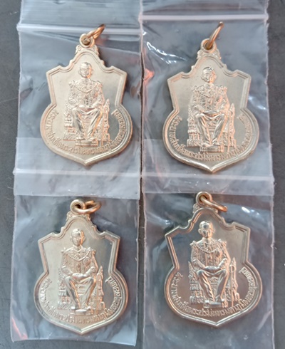  เหรียญในหลวงนั่งบัลลังก์ ฉลองครองราชย์ 50 ปี เนื้ออัลปาก้า พร้อมซองเดิม ผู้ชนะรับ 4 เหรียญครับ