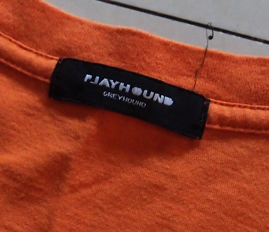 เสื้อเกรย์ฮาวด์ PLAYHOUND สีส้ม by GREYHOUND แบรนด์ดัง ข้างเสื้อช่วงเอวเป็นลายเส้นโลโก้ GREYHOUND