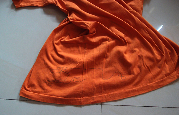 เสื้อเกรย์ฮาวด์ PLAYHOUND สีส้ม by GREYHOUND แบรนด์ดัง ข้างเสื้อช่วงเอวเป็นลายเส้นโลโก้ GREYHOUND