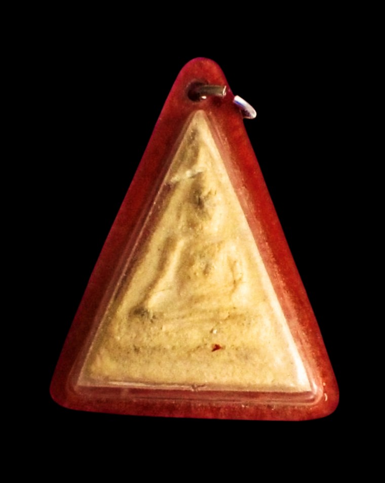 🙏 พระผง สามเหลี่ยม ไม่ทราบที่ (เลี่ยมเก่า) ... พระมีหักซ่อม ตรงเกศพระ เล็กน้อย ... ✅