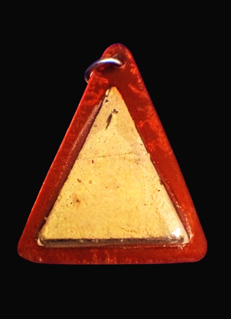 🙏 พระผง สามเหลี่ยม ไม่ทราบที่ (เลี่ยมเก่า) ... พระมีหักซ่อม ตรงเกศพระ เล็กน้อย ... ✅