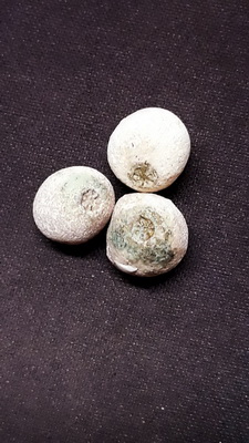 ลูกอมเนื้อชมพูหลวงปู่บัวปลุกเสก 3ลูก ตอกโค๊ตครับ ผสมผงพรายกุมาร หลวงปู่ทิมครับ สวยเดิมครับ