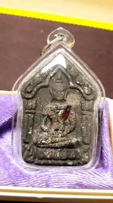 พระขุนแผนช่อฟ้าปราบมาร ปี 2558 เนื้อผง วัดละหารไร่ จ.ระยอง สวยเลี่ยมพร้อมกล่องเดิมน่าเก็บสะสมครับ