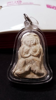 นางพิม ลป.อั๊ป วัดท้องไทร เนื้อผงอาถรรพ์ มีจารพร้อมเลี่ยมครับ