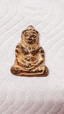 พระยอดขุนพล เนื้อชิน-สนิมแดง หลวงปู่คำบุ (รุ่นไตรมาส ปี 51) "รุ่นแรก" พิมพ์พระร่วงนั่ง สวยเดิมครับ