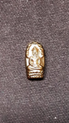 ปรกองค์จ้อย รุ่นเจริญพรไตรมาส หลวงพ่อคูณ ปริสุทฺโธ วัดบ้านไร่ ปี๒๕๕๗ เนื้อนวะสร้างน้อย สวยเดิมครับ