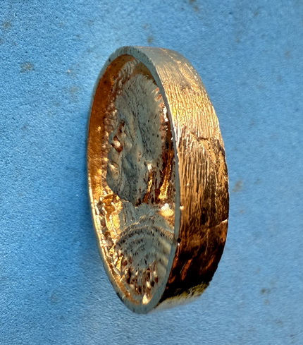 เหรียญหล่อหลวงพ่อคูณ ล้อแม็ก เนื้อกะไหล่ทอง ปี36 รุ่นเสาร์ ๕ คูณทวี เหลือกิน เหลือใช้ 