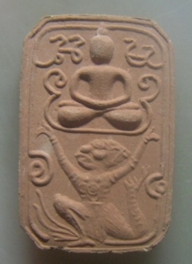 **เบาๆ**พระผงชานหมากทรงหนุมาน หลังยันต์เกราะเพชร หลวงพ่อช่อ(ฤาษีลิงขาว) วัดฤกษ์บุญมี จ.สุพรรณบุรี**