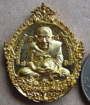 เหรียญหล่อฉีดพิมพ์เปิดโลก หลวงปู่ทวด-หลวงปู่ดู่ วัดสะแก อยุธยา ปี2556 รุ่น๑๐๙ปี บารมีหลวงปู่ดู่+กล่อ