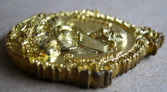 เหรียญหล่อฉีดพิมพ์เปิดโลก หลวงปู่ทวด-หลวงปู่ดู่ วัดสะแก อยุธยา ปี2556 รุ่น๑๐๙ปี บารมีหลวงปู่ดู่+กล่อ