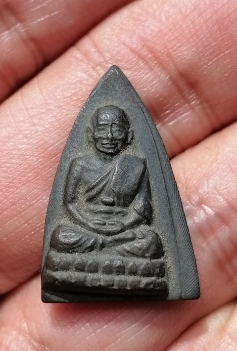 หลวงปู่ทวด รุ่น ร.ศ.200 พิมพ์กลีบบัว วัดช้างไห้ จ.ปัตตานี ปี 2525 เคาะเดียว