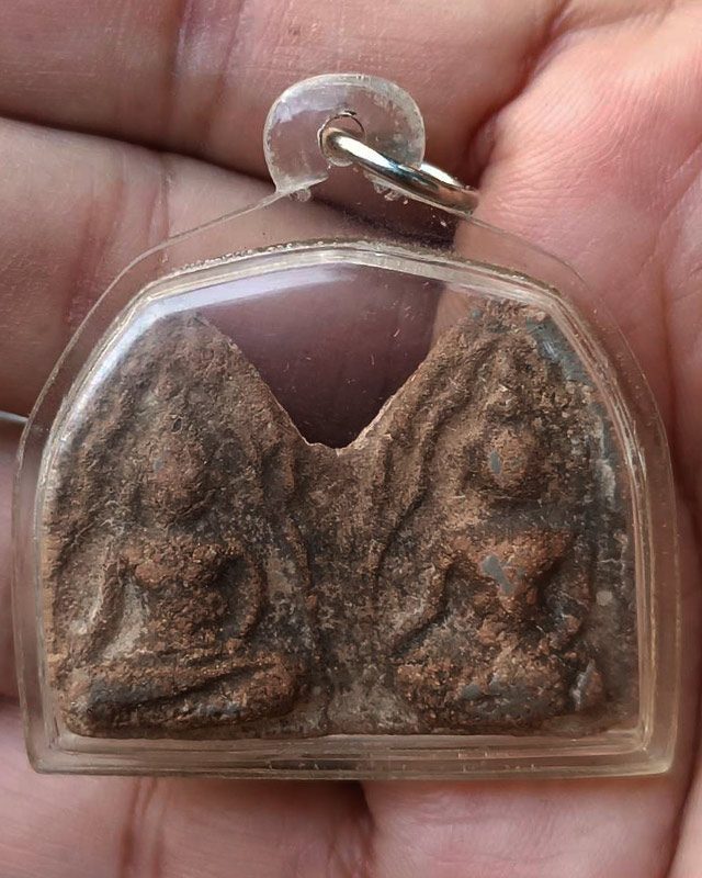 ขุนแผนพลายคู่เนื้อดิน พิมพ์เก่าๆ ขนาดฐานยาวประมาณ 4 ซ.ม. เลี่ยมกันน้ำพร้อมใช้ พระบ้านเก่าเก็บหลายสิบ