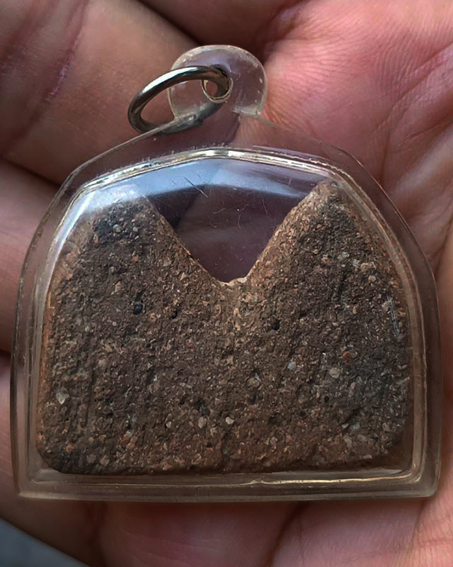 ขุนแผนพลายคู่เนื้อดิน พิมพ์เก่าๆ ขนาดฐานยาวประมาณ 4 ซ.ม. เลี่ยมกันน้ำพร้อมใช้ พระบ้านเก่าเก็บหลายสิบ