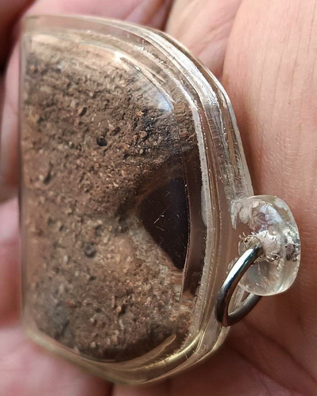 ขุนแผนพลายคู่เนื้อดิน พิมพ์เก่าๆ ขนาดฐานยาวประมาณ 4 ซ.ม. เลี่ยมกันน้ำพร้อมใช้ พระบ้านเก่าเก็บหลายสิบ