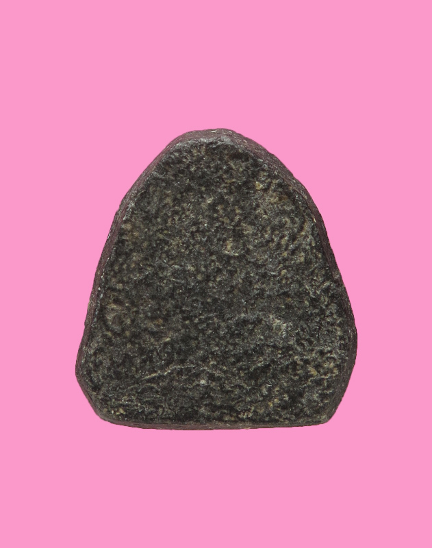 พระปิดตา เนื้อดำ ขนาดสูงประมาณ 1.2 ซม.