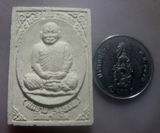 **เบาๆ**พระผงรูปเหมือน หลวงพ่อสมชาย  รุ่นกระต่ายพลอยแดง คืนรากแก้วสู่ดิน วัดเขาสุกิม ปี ๒๕๓๙**สวยๆ