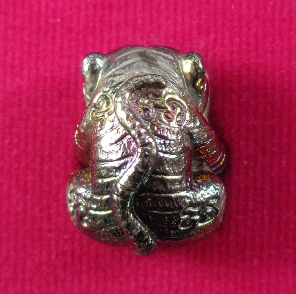 ลูกอมเสือรุ่น 168 หลวงปู่แสน วัดบ้านหนองจิก จ.ศรีสะเกษ เนื้อผิวรุ้งอุดผง สวยครับ