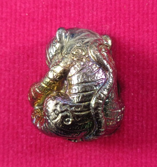 ลูกอมเสือรุ่น 168 หลวงปู่แสน วัดบ้านหนองจิก จ.ศรีสะเกษ เนื้อผิวรุ้งอุดผง สวยครับ