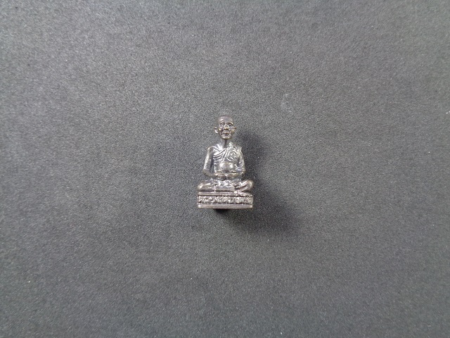 รูปหล่อหลวงพ่อเพี้ยน วัดเกริ่นกฐิน จ.ลพบุรี งานทอดกฐินปี58 สวยครับ