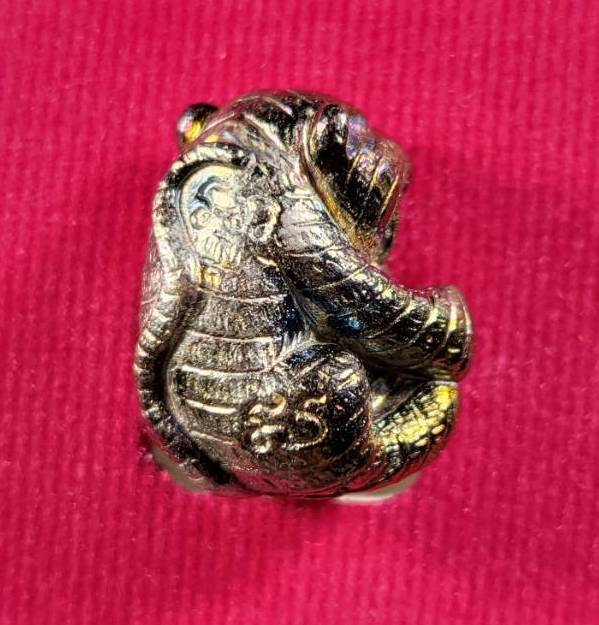 ลูกอมเสือรุ่น 168 หลวงปู่แสน วัดบ้านหนองจิก จ.ศรีสะเกษ เนื้อผิวรุ้งอุดผง สวยครับ