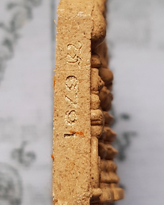 พระพุทธเจริญทรัพย์ หลวงปู่มหาศิลา สิริจันโท เนื้อว่านดอกทองฝังตะกรุดทองแดง 1 ดอกโรยผงงาช้างด้านหลัง