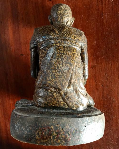 ฐาน7นิ้ว สูงประมาณ10.5นิ้ว พระบูชาหลวงปู่บุดดา ถาวโร วัดกลางชูศรีเจริญสุข สิงห์บุรี เนื้อข้าวสารหิน