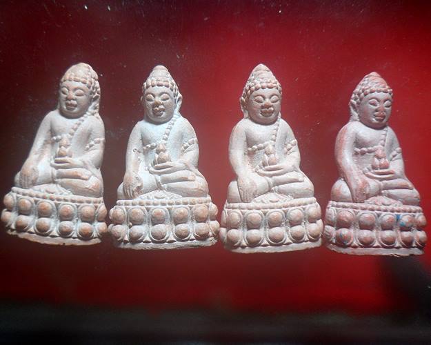 พระกริ่งเนื้อผงแป้งเสก หลวงปู่บุดดา ถาวโร วัดกลางชูศรีเจริญสุข สิงห์บุรี 4 องค์เคาะเดียว