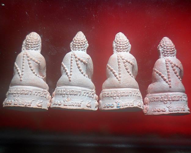 พระกริ่งเนื้อผงแป้งเสก หลวงปู่บุดดา ถาวโร วัดกลางชูศรีเจริญสุข สิงห์บุรี 4 องค์เคาะเดียว