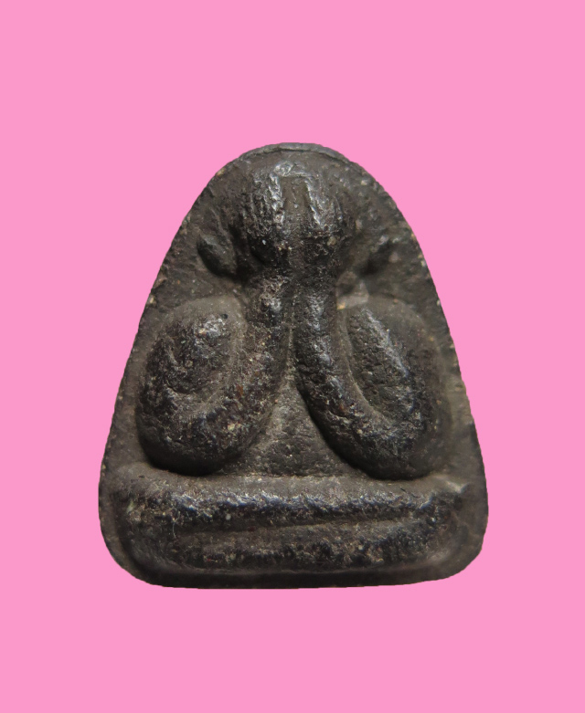 พระปิดตา เนื้อผงคลุกรัก หลวงพ่อพูลทรัพย์ วัดอ่างศิลา (ยุคต้น)