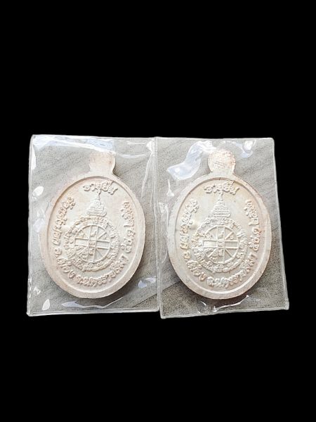 ***แพ็คคู่สุดคุ้ม***เหรียญเม็ดแตงหลวงพ่อคูณปริสุทโธ รุ่นอายุยืน เนื้อเงินลงยาสีฟ้า+สีเหลือง ปี2553