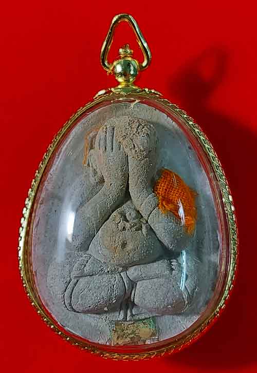 พระปิดตาสารพัดดีหลวงพ่อคูณ เนื้อผงธูป แช่น้ำมนต์+ฝังตะกรุด+จีวรหลวงปู่ทิม ออกวัดบ้านคลอง ปี2538