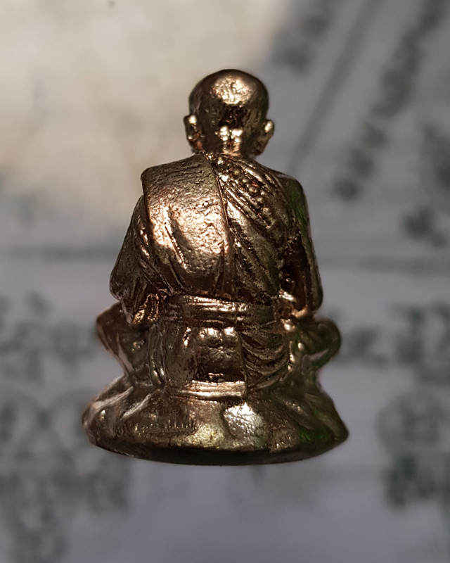 รูปหล่อเบ้าทุบ รุ่นฉลองซื้อที่ดิน หลวงปู่หมุน วัดบ้านจาน จ.ศรีสะเกษ ปี ๒๕๖๑ พร้อมกล่องเดิม