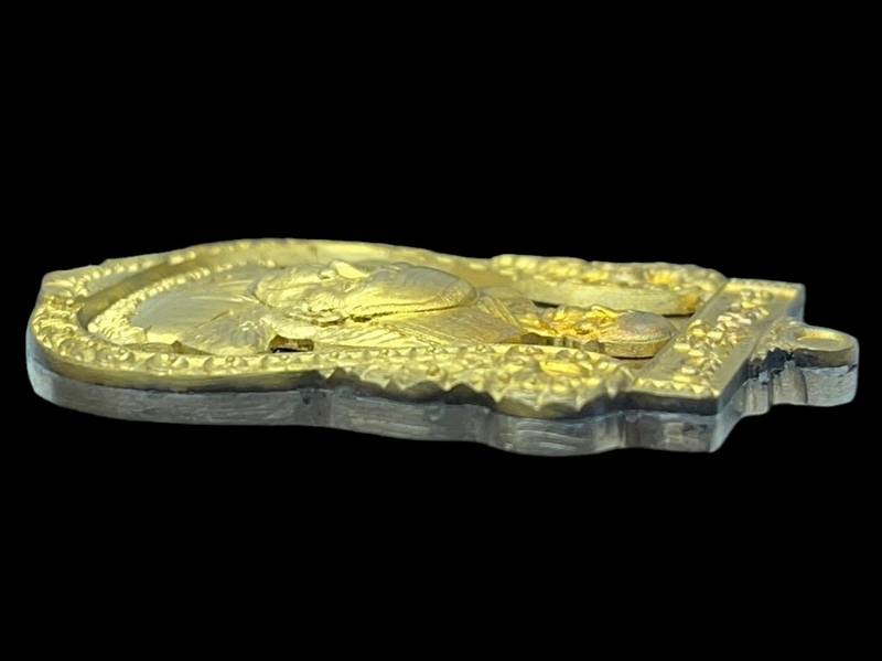 เหรียญหลวงพ่อคูณ วัดบ้านไร่ รุ่นเศรษฐีอีสาน เนื้ออัลปาก้า หน้าทองทิพย์ซุ้มทองทิพย์ ปละฉลุ เลข 106