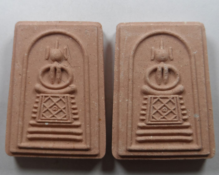 พระสมเด็จ รุ่น ๑ หลวงพ่อปุ่น วัดป่าบ้านสังข์ จ.ร้อยเอ็ด (๒ องค์) ชุดที่ ๑