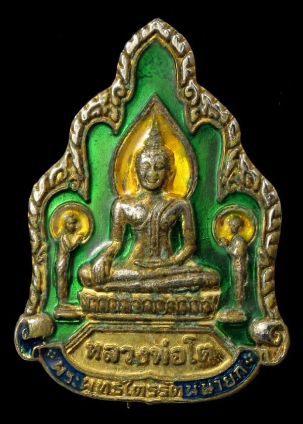 เข็มกลัดลงยาพระพุทธไตรรัตนนายก