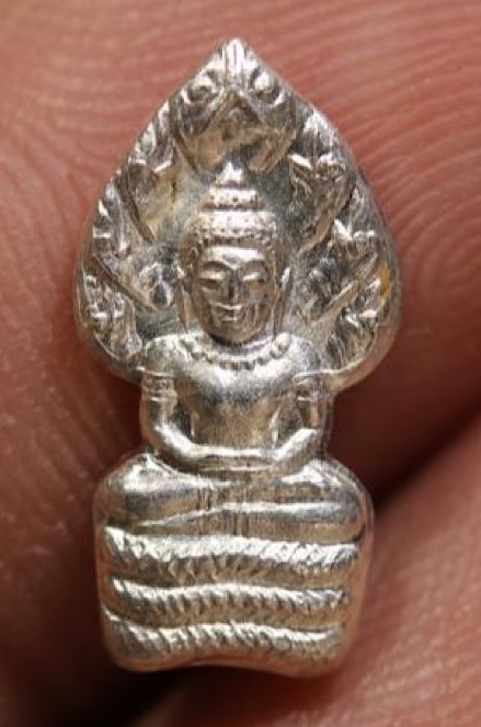 ***พระดีมีประสบการณ์***พระนาคปรกหลวงพ่อคูณ ปริสุทโธ รุ่นเสาร์ 5 คูณพันล้าน เนื้อเงิน ปี2536 (5)