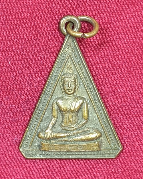 เหรียญสามเหลี่ยมข้างเม็ด พิมพ์พระพุทธ หลังยันต์ เนื้อฝาบาตร(ไม่ทราบที่)