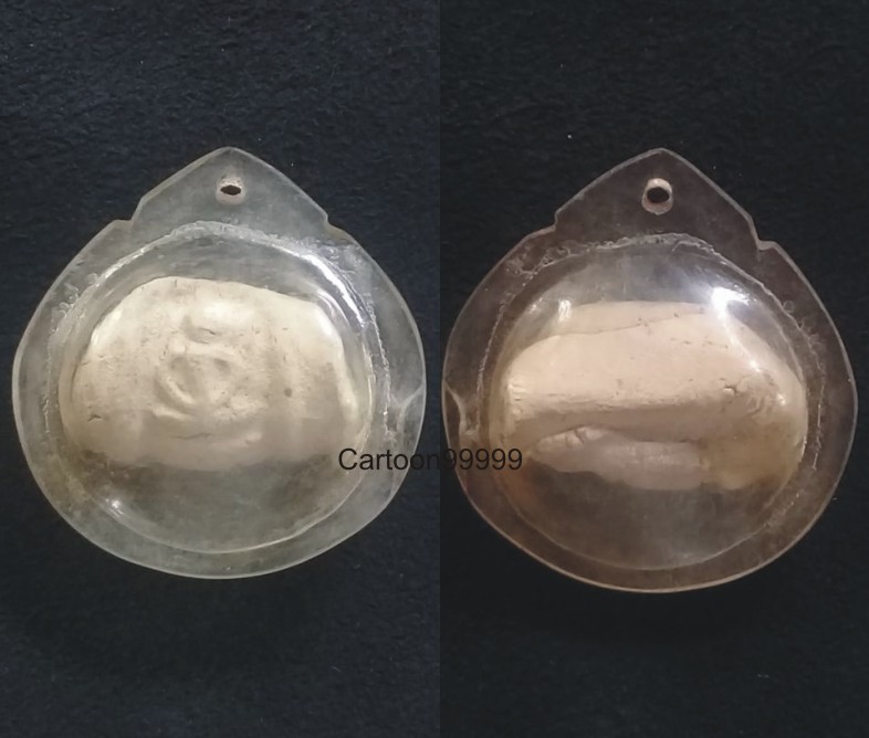 สมเด็จม้วน เนื้อผงมหาเสน่ห์ หลวงพ่อสงวน วัดไผ่พันมือ สุพรรณบุรีครับ เลี่ยมเก่าๆ ครับ