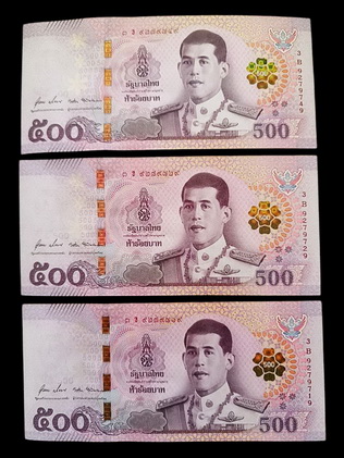 ธนบัตรชุดแรกในรัชกาลที่ 10 ราคา 500 บาท เป็นแบบที่ 17 เลข 9 หน้า 9 หลัง สภาพUNC พร้อมกัน 3 ใบ เริ่มอ