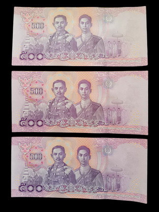 ธนบัตรชุดแรกในรัชกาลที่ 10 ราคา 500 บาท เป็นแบบที่ 17 เลข 9 หน้า 9 หลัง สภาพUNC พร้อมกัน 3 ใบ เริ่มอ