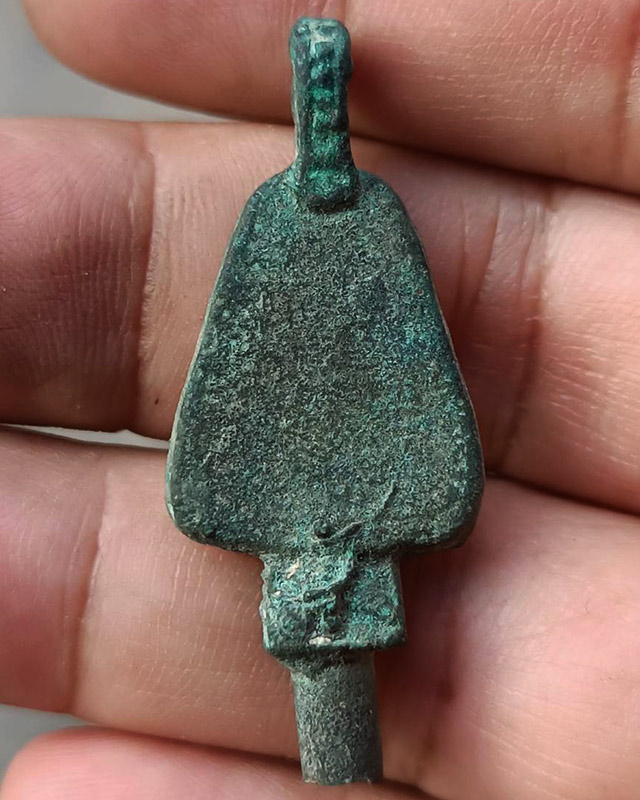 แท้ๆ จากวัด !! เหรียญหล่อจอบใหญ่ หลวงพ่อเงิน รุ่นปืนแตก วัดคงคาราม (บางคลานใต้) ตัดจากช่อกรรมการ (11