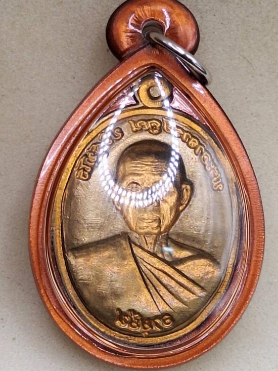 เหรียญหลวงพ่อคูณปริสุทโธ รุ่นอายุยืนพิมพ์ครึ่งองค์ เนื้อทองฝาบาตรหลังแบบ ออกวัดแจ้งนอก ปี2553 