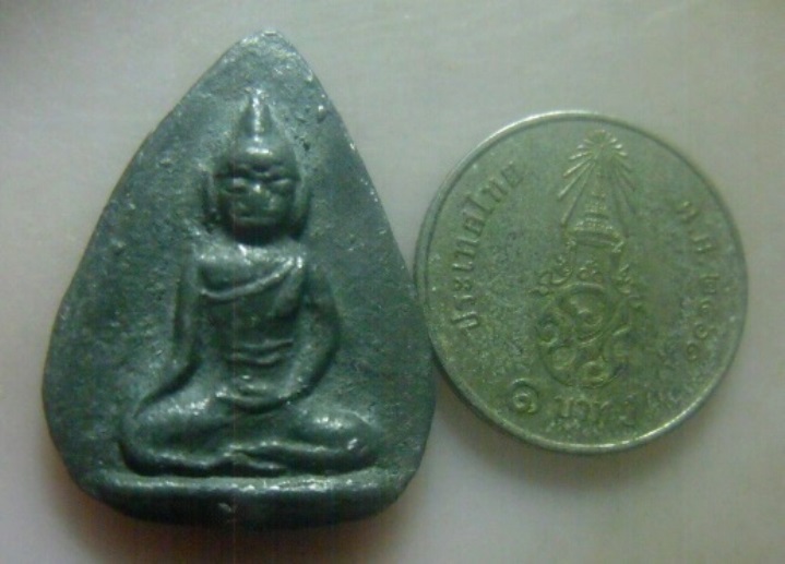 **เบาๆ**พระร่วงนั่งปางมารวิชัย เนื้อชินหลังลายผ้า เก่าๆ สวยๆ ไม่ทราบที่**เชิญชมครับ 